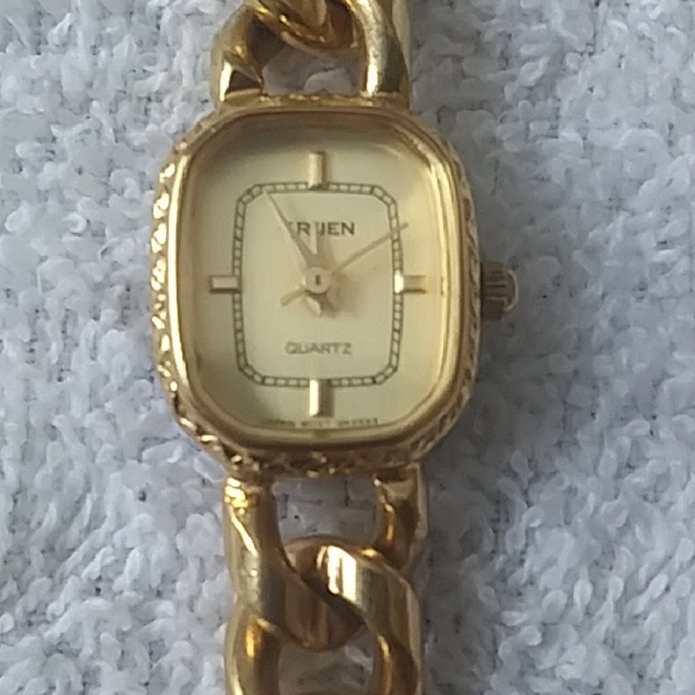 Arven Gold Women's Quartz Chain Watch